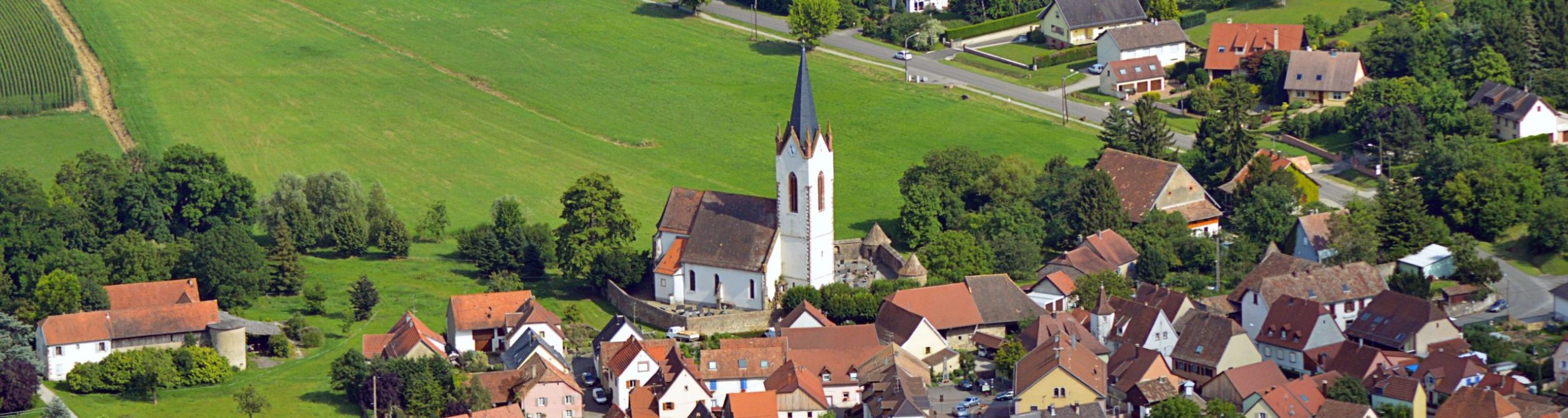 vue aérienne du village de Hartmannswiller avec l'église au centre