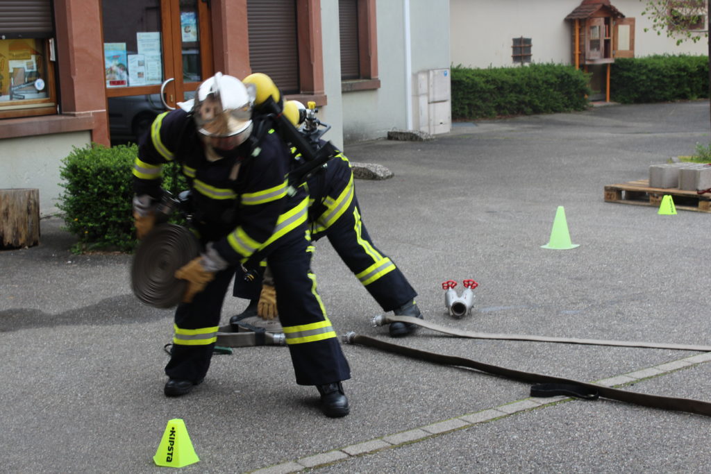 Pompiers déroulant des tuyaux