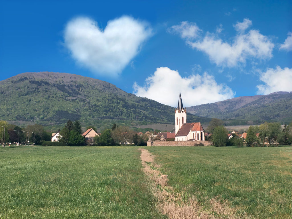 Vue du village avec un nuage en forme de coeur