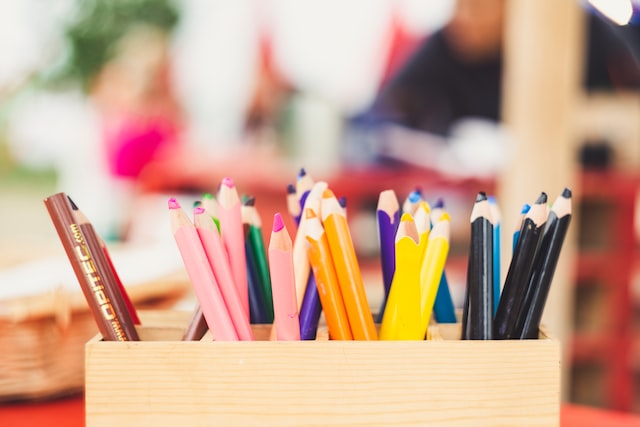 crayons de couleurs à l'école