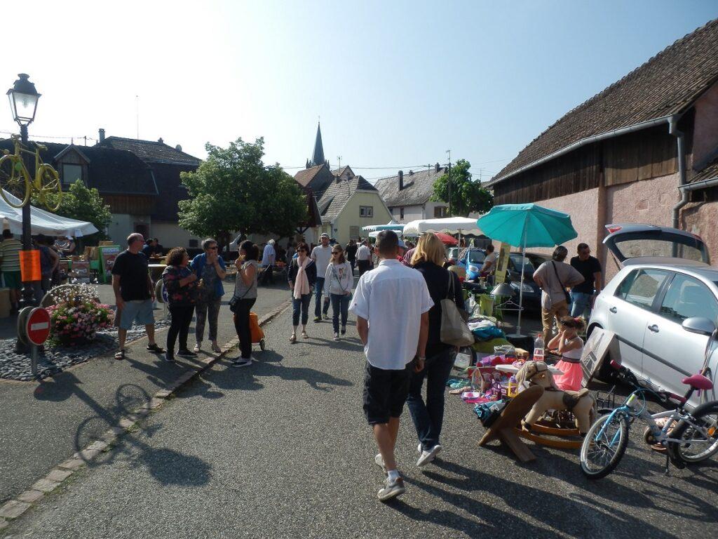 dans les rues d'Hartmannswiller durant le marché aux puces photo de stand