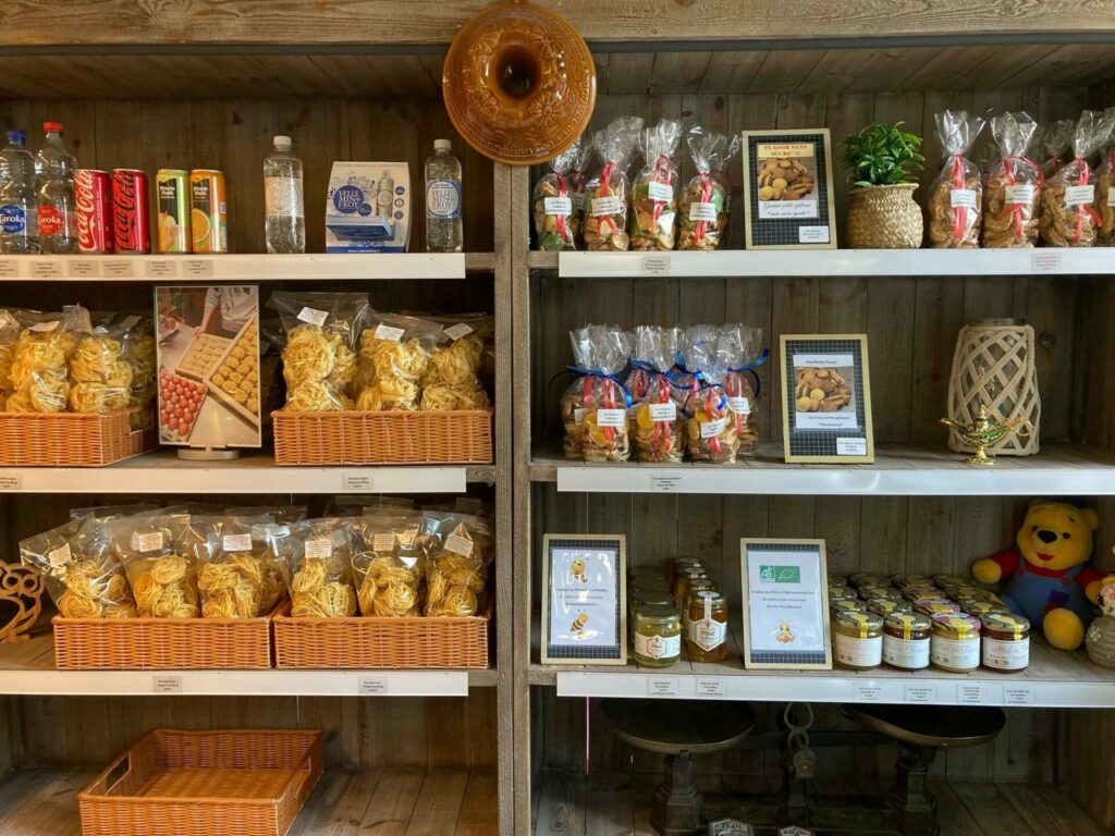 vitrine de la boulangerie de hartmannswiller avec produits locaux