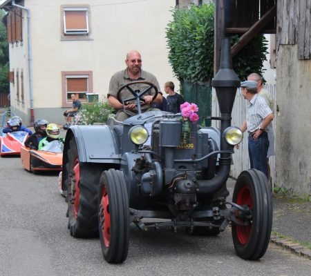Tracteur tirant 3 caisses à savon